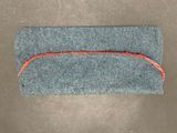 pochette en feutre gris avec un fil rouge