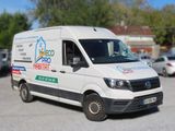 une camionnette blanche garée dans un parking