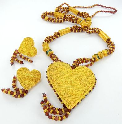 Collier de perles jaunes et rouges avec un pendentif en forme de cœur et des boucles d'oreilles assorties