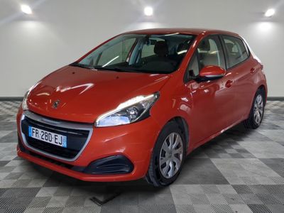 la voiture rouge est garée dans le garage sur le sol en damier