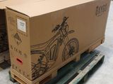 une caisse posée sur une palette, sur laquelle figure l'image d'une moto
