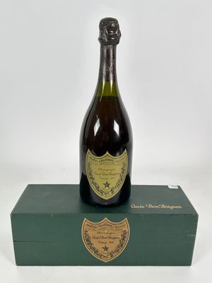 une bouteille de champagne posée sur une boîte verte