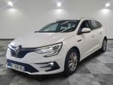 la voiture blanche est garée sur le sol à carreaux d'une pièce