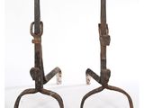paire de bougeoirs anciens en fonte, montés sur des socles en fonte