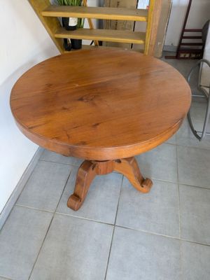 une table en bois sur laquelle se trouve une plante