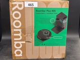 La boîte du Roomba Plus 450 est ouverte et l'appareil est prêt à l'emploi.
