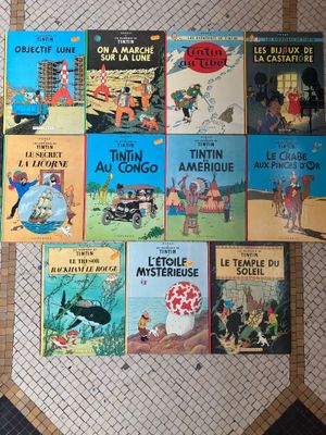 de nombreux livres pour enfants qui traînent par terre