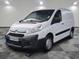 la camionnette blanche est garée sur le sol en damier d'une pièce