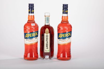 trois bouteilles d'abricot sont posées les unes à côté des autres sur une surface blanche