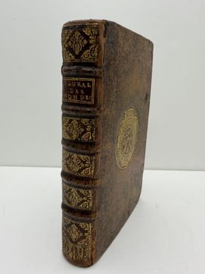 un vieux livre posé sur une table blanche