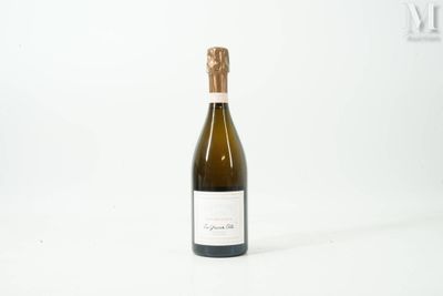 une bouteille de vin posée sur une table