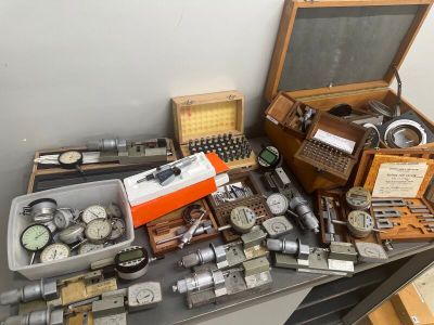 de nombreux types de montres et d'autres objets sur la table