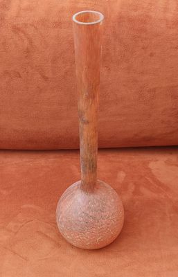 Un vase soliflore hauteur 39cm, diamètre au plus large 10cm