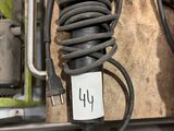 un gros plan d'un cordon d'alimentation fixé à un poteau métallique