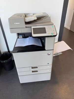 une imprimante posée sur un bureau