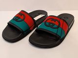 une paire de pantoufles Gucci à rayures rouges et vertes