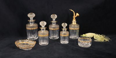 une image représentant un ensemble de bouteilles et de verres en verre sur fond noir