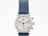 un gros plan d'une montre au cadran blanc et au bracelet en cuir bleu