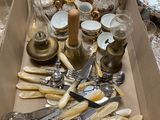 une boîte remplie d'objets en argent et en or posée sur une table
