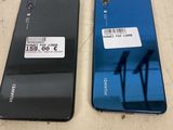 l'arrière et le côté d'un téléphone noir et bleu, l'un à côté de l'autre