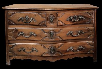 Commode parisienne de forme rectangulaire en noyer mouluré o…