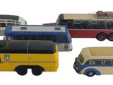 quatre petits bus qui sont placés les uns à côté des autres