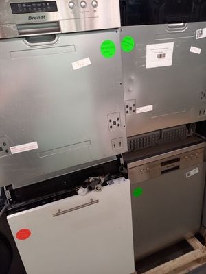 les nombreux types d'appareils électroménagers qui se trouvent dans cette pièce