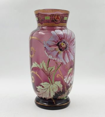 un vase rose orné d'un motif floral
