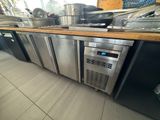 de nombreuses casseroles et poêles sur le comptoir de la cuisine