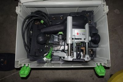 une boîte posée par terre, contenant une machine