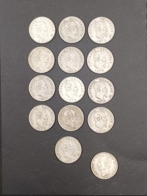 une image représentant une photo d'un tas de pièces de monnaie posées sur une table