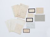 une pile de vieilles lettres et de vieux papiers posée sur une surface blanche