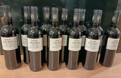 plusieurs bouteilles de vin sont alignées sur une table