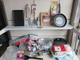 une table sur laquelle se trouvent de nombreux objets