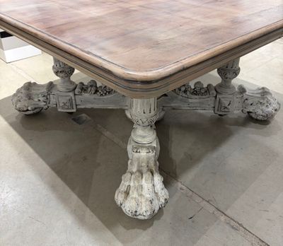 une table sur laquelle est posé un plateau en bois