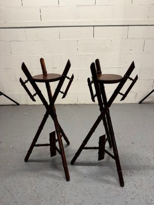 deux chaises assises l'une à côté de l'autre dans une pièce