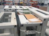 de nombreuses tables qui se trouvent dans un entrepôt où il y a beaucoup de cartons