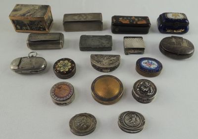 plusieurs types de bijoux différents sur une surface blanche