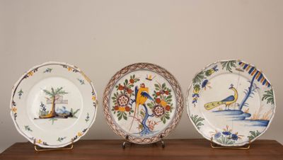 Ensemble de trois assiettes décoratives en faïence du XVIIIe…