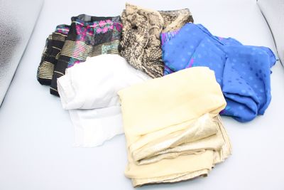 une pile de vêtements pliés sur une table blanche