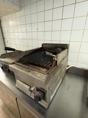 un grill posé sur un plan de travail dans une cuisine