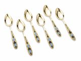 cinq cuillères dorées et bleues et une cuillère avec un manche de cuillère