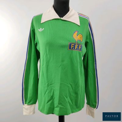 une image représentant un t-shirt vert orné d'un coq