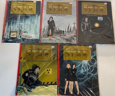 quatre livres posés sur une table