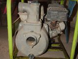 a small engine that is sitting on a cart