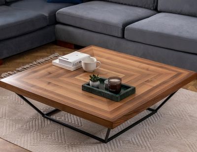 une table basse sur laquelle est posé un plateau, au milieu d'un salon