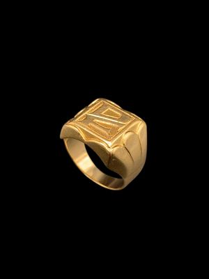 une image représentant une bague en or ornée d'un motif carré