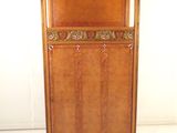 une vieille armoire en bois surmontée d'un miroir