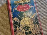 un livre posé par terre