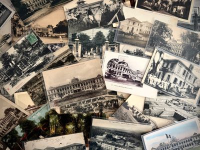 une pile de vieilles cartes postales sur lesquelles figurent des photos de bâtiments